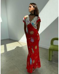 Never Fully Dressed - Maxi Jurk Van Satijn Met V-Hals, Fladdermouwen En Astrologische Print - Lyst
