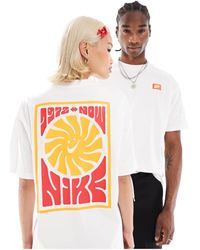 Nike - T-shirt bianca con stampa stile festival sulla schiena - Lyst