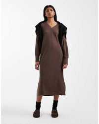 Vero Moda - Zachte Gebreide Geribbelde Midi-Jurk Met V-Hals - Lyst