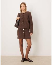 Y.A.S - Mini-jupe d'ensemble en maille bouclée avec boutons ornementés - marron chocolat - Lyst