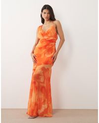 TFNC London - Robe longue en mousseline à col bénitier et imprimé fleuri - Lyst