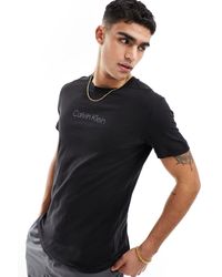 Calvin Klein - Camiseta negra con cuello redondo y logo lifestyle - Lyst