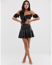 ASOS Schwingender Minirock aus Lederimitat mit Detail in der Taille - Schwarz