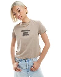 Calvin Klein - Camiseta Marrón Topo Lavado Con Diseño Encogido Y Logo En Relieve De -Neutro - Lyst
