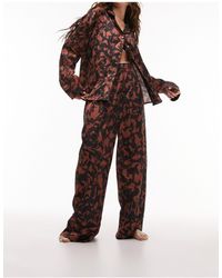 TOPSHOP - Pyjama satiné avec pantalon et chemise à liserés à imprimé abstrait - chocolat - Lyst