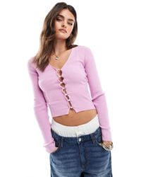Miss Selfridge - Top à manches longues en maille côtelée avec col en v et boutons en perle fantaisie - lilas - Lyst