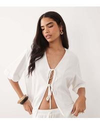 Kaiia - Exclusive Linen Blend Tie Front Scallop Edge Top - Lyst