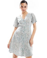 ONLY - Robe courte col en v à taille nouée - sauge fleuri - Lyst