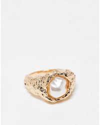 ASOS - Anello Zigrinato Effetto Metallo Fuso Dorato Con Perla Sintetica - Lyst