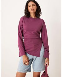 ASOS - Top froncé sur le côté à manches longues et ourlet asymétrique - figue - Lyst