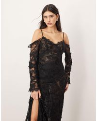 ARRANGE - Robe longue et fendue en dentelle brodée avec épaules nues - Lyst