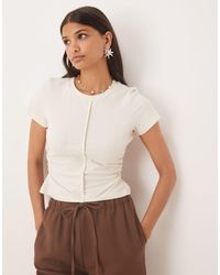 ASOS - T-shirt raccourci en coton brossé avec détail fantaisie à la taille - crème - Lyst