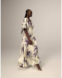 ARRANGE - Robe longue à épaulettes en satin style années 30 moderne - imprimé fleurs floues - Lyst