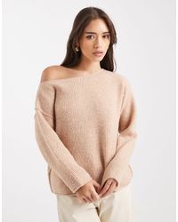 Miss Selfridge - Pull asymétrique ample à épaule dénudée en maille confortable - camel - Lyst