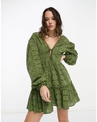 Reclaimed (vintage) - Robe courte avec liens noués sur le devant en broderie anglaise - kaki - Lyst