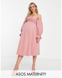 ASOS - Asos design maternity - vestito midi arricciato rosa tenue con scollo alla bardot e maniche a campana - Lyst