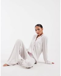 Loungeable - Petite - ensemble ultra doux en jersey rayé avec pantalon et top à revers - beige et - Lyst