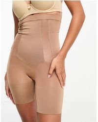 Spanx - Oncore - pantaloncini modellanti a vita alta e a mezza coscia color caffellatte - Lyst