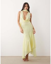 TFNC London - Vestido De Dama De Honor Midi Amarillo Pastel Con Cuello Desbocado Y Lazada En El Cuello De Chifón De Plus - Lyst