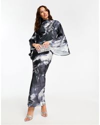 ASOS - – maxi-wickelkleid aus satin mit drapiertem oberteil, kimonoärmeln und schwarz-weißem, abstraktem muster - Lyst