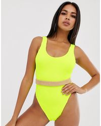 ASOS Vervaagd Fluoriserend Geel Gekreukt Badpak Met Lage Ronde Hals En Contrasterende Neutrale Riem - Meerkleurig