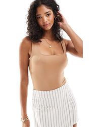New Look - Body Ceñido Con Escote Cuadrado De -Beis Neutro - Lyst