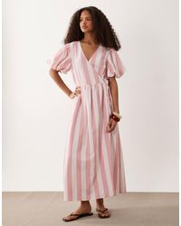 Y.A.S - Robe portefeuille mi-longue à rayures avec jupe évasée et manches bouffantes - et blanc - Lyst
