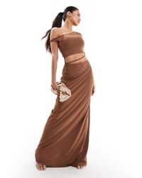 ASOS - Vestido largo marrón caramelo con hombro descubierto y abertura en la cintura - Lyst