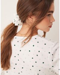 ASOS - – mix and match – langärmliges henley-pyjama-oberteil mit grünem blümchenmuster und scrunchie-haargummi - Lyst