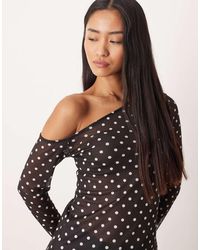 ASOS - Asymmetrische Top Van Doorschijnend Mesh Met Blote Schouders En Stippen - Lyst