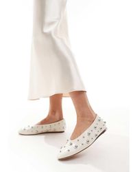 Stradivarius - Ballerine Écru Con Borchie - Lyst