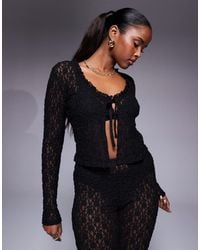 ASOS - Top d'ensemble en dentelle à manches longues et bords volantés avec col large et liens noués à l'avant - Lyst