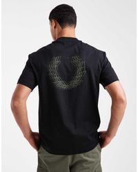 Fred Perry - Camiseta Negra Con Estampado Trasero Y Logo Gráfico Light Box De - Lyst