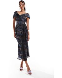 ASOS - – schulterfreies midikleid mit verdrehtem detail an der brust und abstraktem karomuster - Lyst