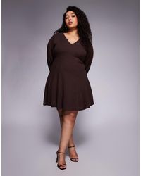 ASOS - Asos design curve - robe courte coupe ajustée et évasée en tissu ultra-doux à col en v et surpiqûres - chocolat-pas - Lyst