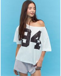 Stradivarius - T-Shirt Color Écru Con Scollo A Barchetta E Stampa - Lyst