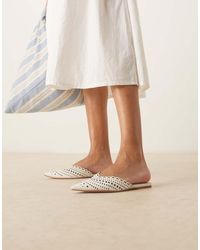 ASOS - Mules Blancas Planas Con Puntera Fina Y Diseño Calado Labyrinth De - Lyst