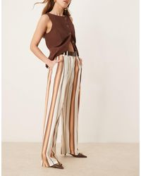 ASOS - Pantalon habillé coupe décontractée à rayures avec ceinture en similicuir - fauve - Lyst