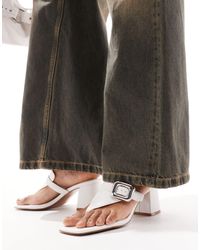 ASOS - Hickery - sandali medi stile infradito con tacco largo e dettaglio fibbia bianchi - Lyst