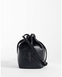 Calvin Klein - Borsa A Secchiello A Tracolla Piccola Nera Con Logo Vistoso - Lyst