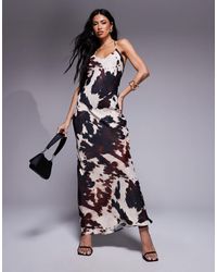 ASOS - – satin-maxikleid mit kuhprint, trägern und v-ausschnitt - Lyst