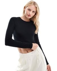 ASOS - Asos design tall – figurbetontes, langärmliges shirt mit kurzem schnitt - Lyst