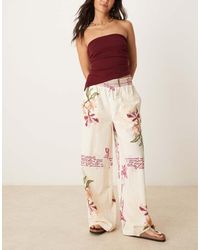 ASOS - Broek Van Linnenmix Met Elastische Taille, Wijde Pijpen, Gesmokte Taille En Bloemenprint - Lyst