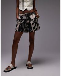 TOPSHOP - Short en lin imprimé abstrait avec taille haute à cordon - Lyst