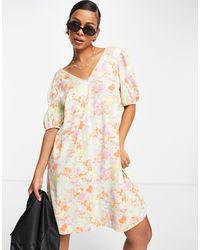 Pieces - Vestido corto color crema amplio con estampado floral y mangas abullonadas - Lyst