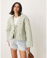ASOS - Gewatteerd Geborduurd Jack Met Gestrikte Voorkant - Lyst