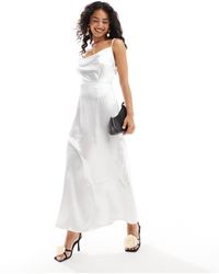 Vila - Robe longue à col bénitier en satin - blanc - Lyst
