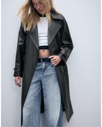 Stradivarius - – langer trenchcoat aus kunstleder - Lyst