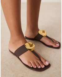 ASOS - Flatter - tongs en plastique souple avec détail pièce en métal - chocolat - Lyst