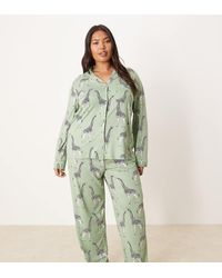 Chelsea Peers - Pijama De Top De Manga Larga Con Cuello De Solapas Y Pantalones Con Estampado De Jirafas Exclusivo De Curve - Lyst